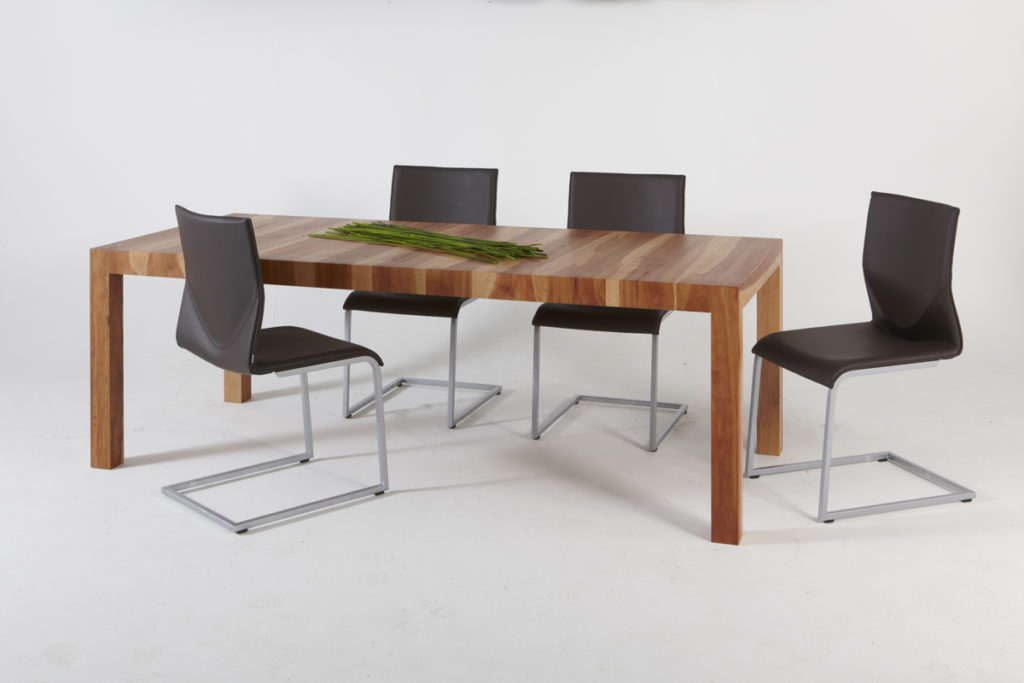 Holztisch «Secco» Apfelbaum Massivholz quer – aus Schweizer Holz.