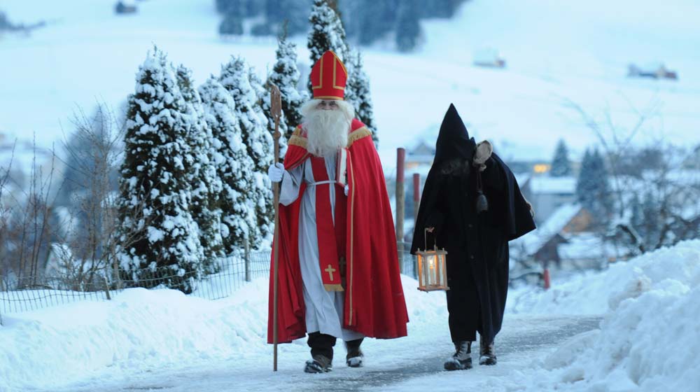 Der Samichlaus ist mit dem Schmutzli unterwegs