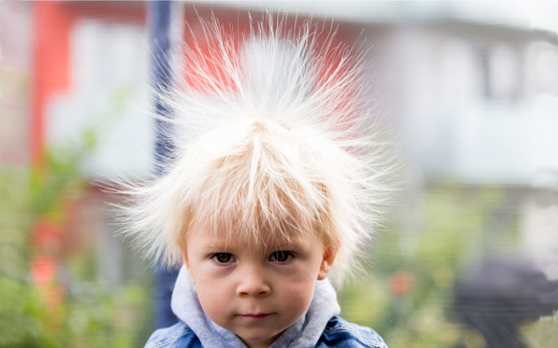 statische-Ladung_HEIMisch-#138_Beitragsbild_Junge mit statisch geladen Haaren